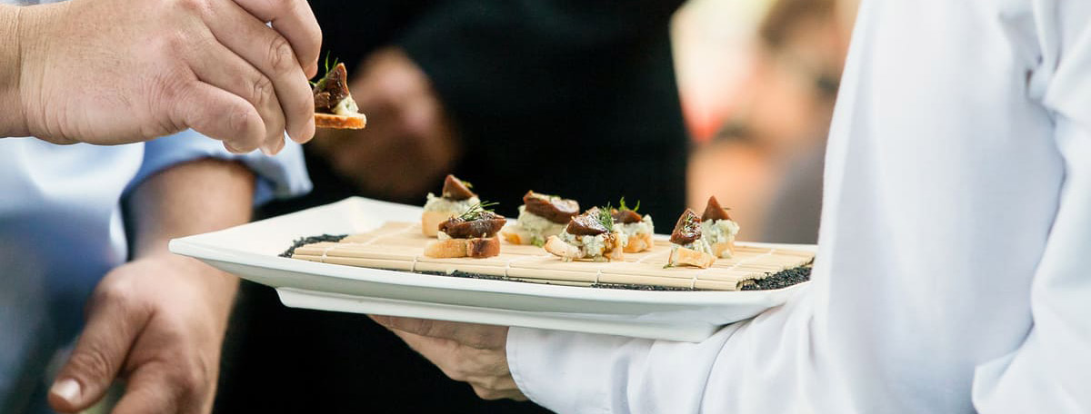 Prestation traiteur pour professionnels. Organisation de votre cocktail. Formule buffet avec service. Apéritif et repas d'entreprise...